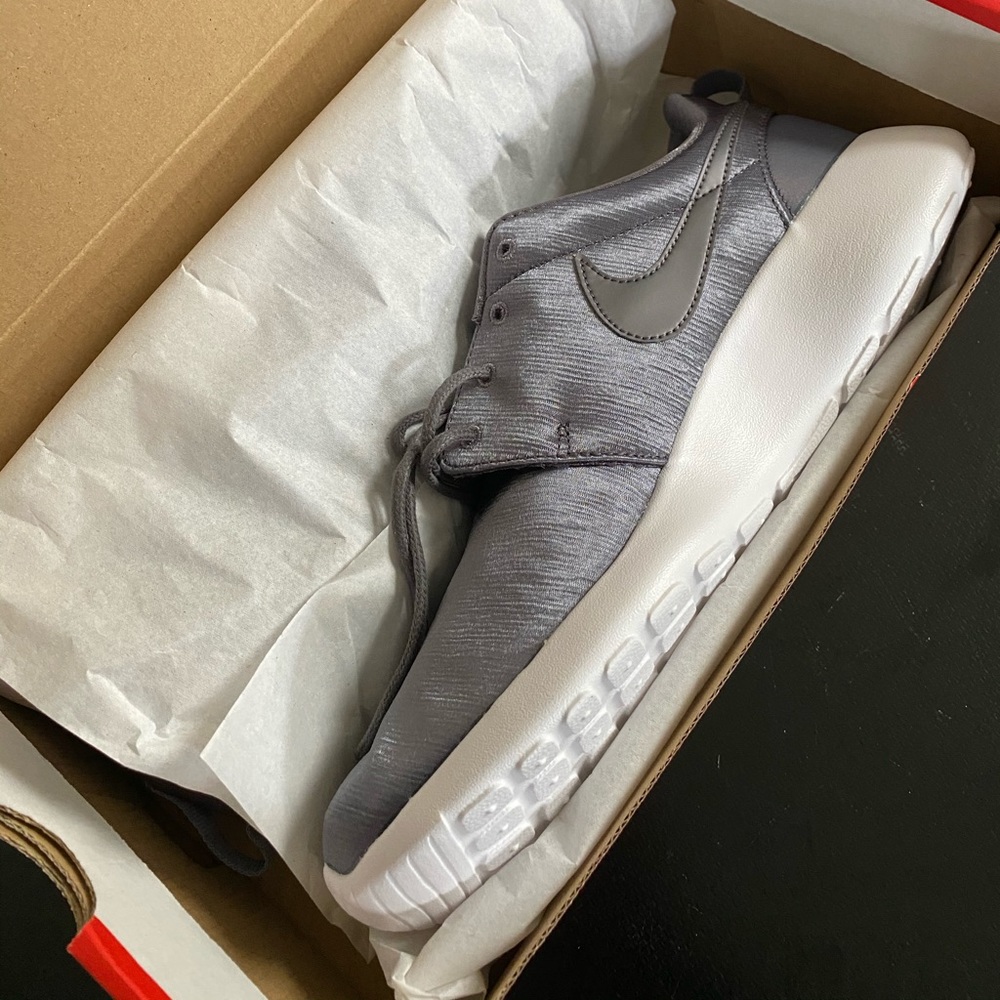 BRAND NEW NIKE ROSHE PRM GunSmoke 🌫💨
